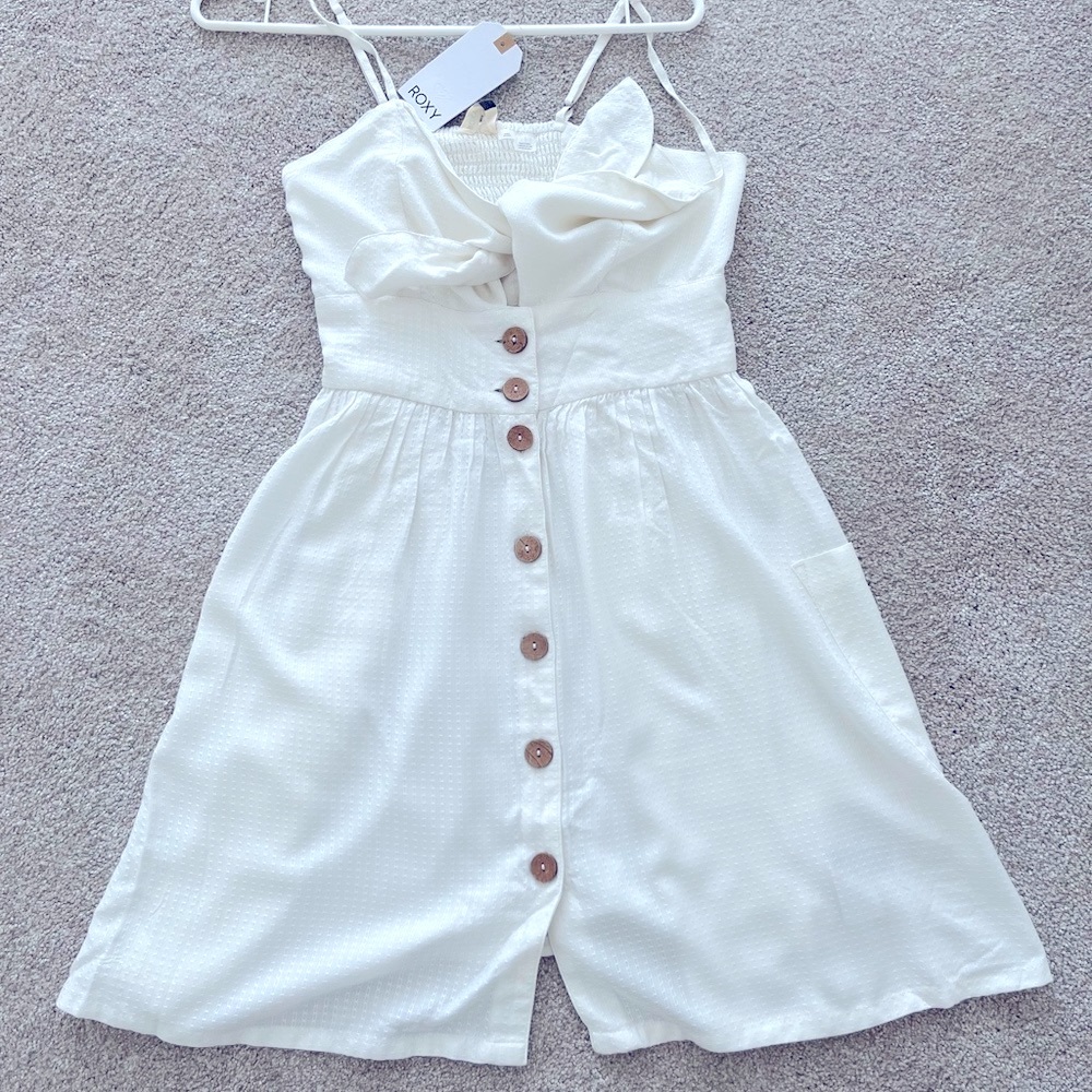 Roxy brand new button up dress with pockets, keyhole tie cute !!!🌸🌸 SUPER CUTE